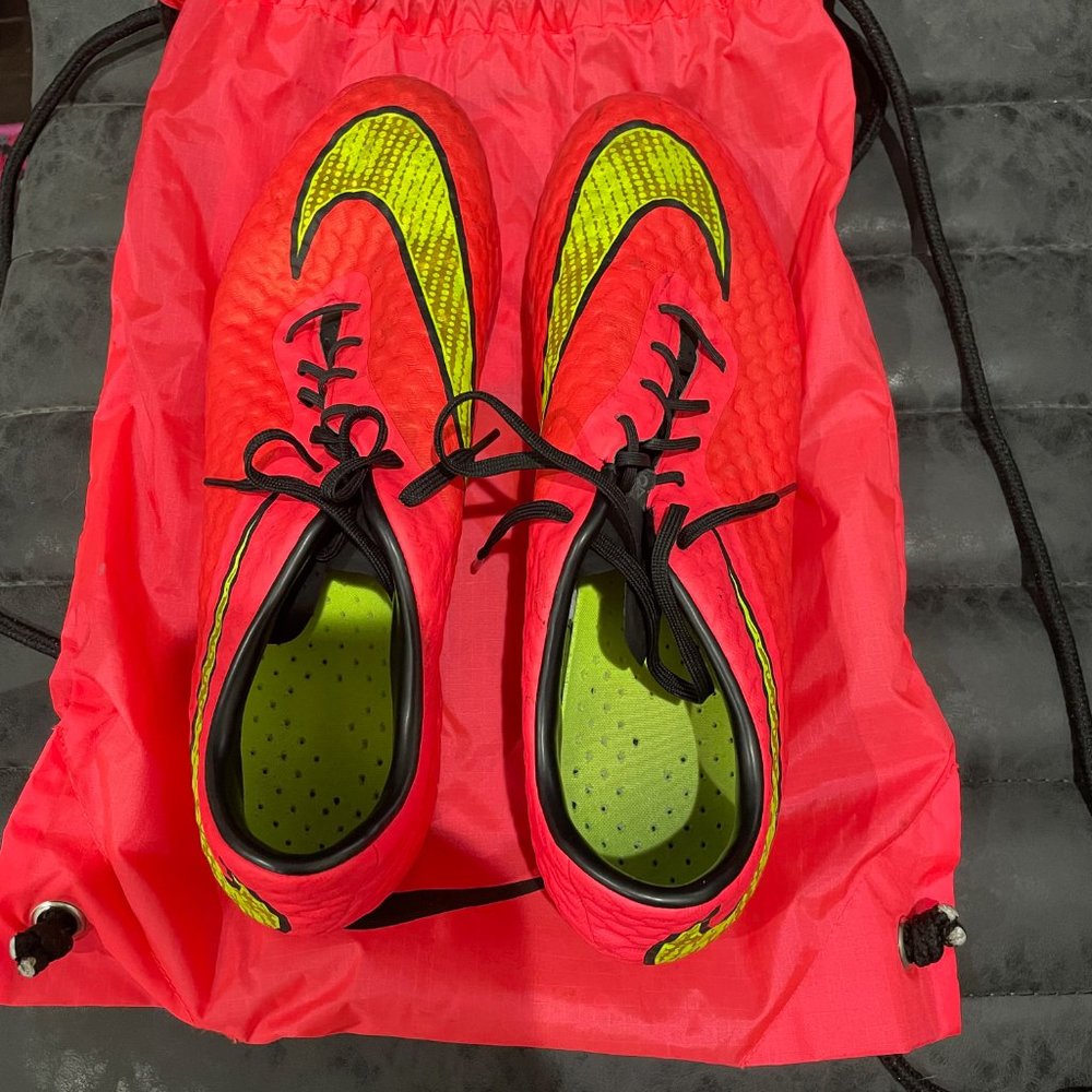 NIKE MEN'S HYPERVENOM INDOOR SOCCER CLEATS, SZ 11